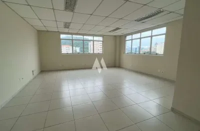 Sala comercial para locação com 1 vaga e segurança na vila mathias em santos/sp