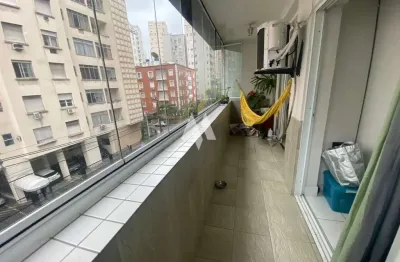 Apartamento com varanda e 2 quartos no boqueirão em santos!