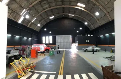 Aluga se  galpão reformado em atividade - ótima localização para comércios em geral!