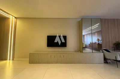 Apartamento reformado na ponta da praia com 03 dormitórios!