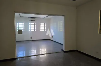 Sala comercial no centro, em frete a alfandega, r$ 800,00 (24 metros quadrados)