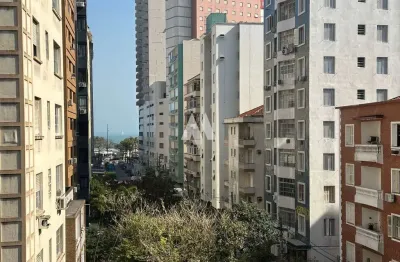 Apartamento à venda com 2 dormitórios de frente e a 2 quadras da praia no boqueirão em santos/sp