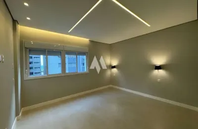 Apartamento reformado à venda com 3 suítes, na quadra da praia no bairro do gonzaga em santos/sp