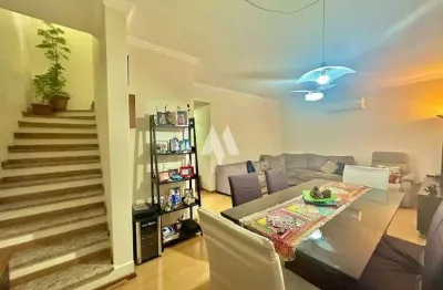 Sobrado em village à venda com 3 dormitórios e quintal privativo no marapé de santos/sp