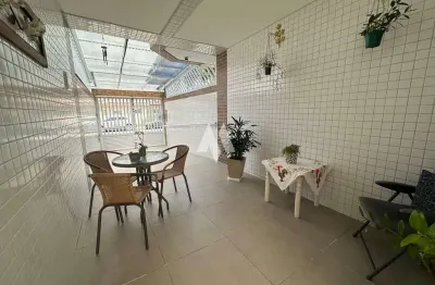 Casa térrea à venda com 3 dormitórios, espaçosa e com churrasqueira no bairro marapé em santos/sp