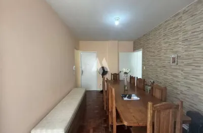 Apartamento à Venda em Prédio com Portaria 24 Horas e Varanda Ampla