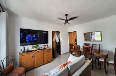 Apartamento à venda com 2 dormitórios, modernizado e com vaga demarcada no bairro do Campo Grande em Santos/SP