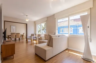 Amplo apartamento com 147m2, reformado no bairro independência.