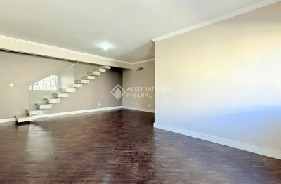 Cobertura semi-mobiliada, 2 suites, churrasqueira e piscina