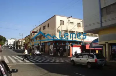 Centro, 02 dormitórios, sala ampla para 02 ambientes, cozinha com gabinete e pia nova, área de serviço coberta, wc social. box nos wc´s, não tem garagem.