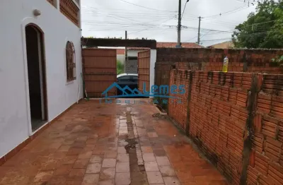 Jardim jussara - sobrado com 01 dormitório, wc social, cozinha, lavanderia, varanda, quintal e garagem para 02 carros.