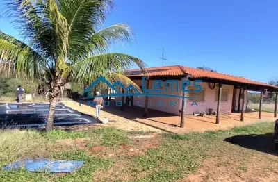 Casa em área rural - área de lazer com piscina, 03 quartos sendo 01 com ar-condicionado