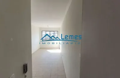 Vila seabra - apartamento com 02 dormitórios sendo 01 grande, 01 wc com box e gabinete, sala, cozinha com armários e com divisória para lavanderia, 01 vaga de garagem coberta. apartamento pintado e so