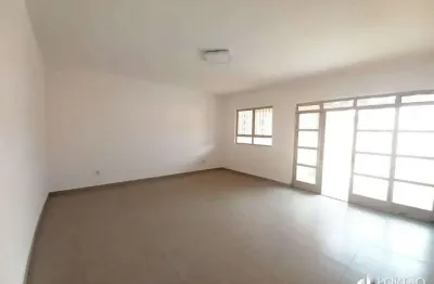 Casa com 3 quartos para alugar na Rua Professor Serralvo Sobrinho, Jardim Santana, Bauru