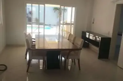 Casa em condomínio fechado, 4 dormitórios, sauna, piscina, completa em armários.