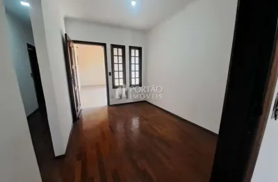 Casa com 3 quartos para alugar na Rua Fortunato Resta, 7-19, Vila Giunta, Bauru