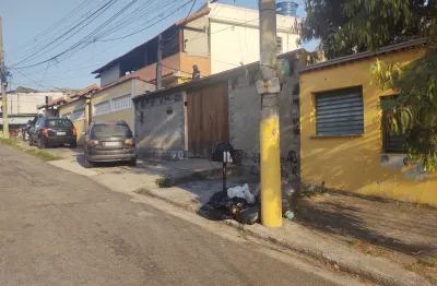Vendo ótima casa em honório gurgel, próximo a clínica da família. 