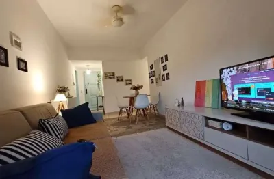 Apartamento, 2 quartos, reformado, vista livre, em área nobre na freguesia.