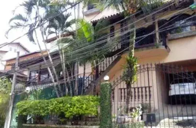 Excelente casa, 288m2, 4 quartos, piscina, em condomínio fechado em área nobre na freguesia