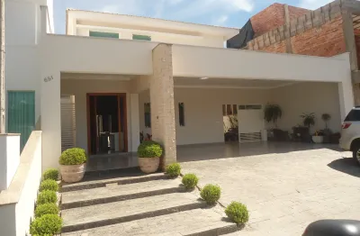 Casa alto padrão, muito bem dividida muito nova em condomínio fechado, aceito permuta.