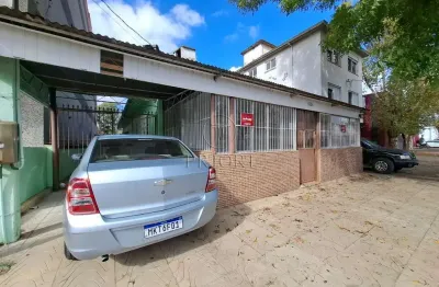 Casa com 2 quartos para alugar na josé lutzenberger, 267, anchieta, porto alegre por r$ 2.500