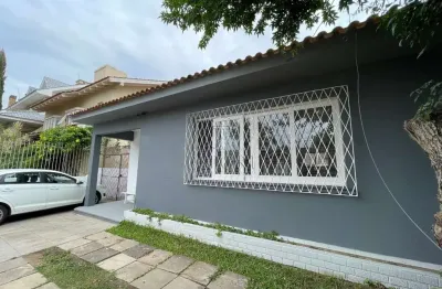 Casa com 3 quartos para alugar na rua general nestor silva soares, 198, três figueiras, porto alegre por r$ 7.500