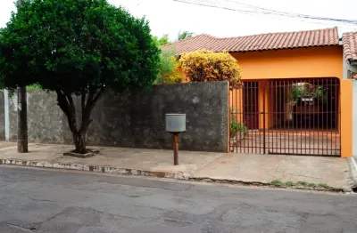 Limpa a espaçosa casa na Vila Palmira com amplo quintal com pomar