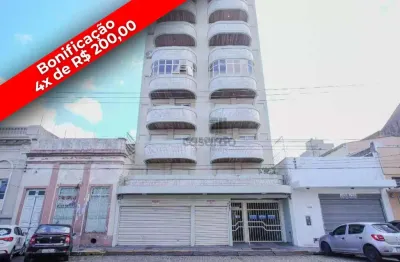 Apartamento com 3 quartos para alugar no Centro, Pelotas 
