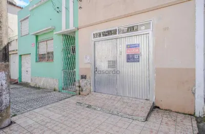 Casa com 2 quartos para alugar no Centro, Pelotas 