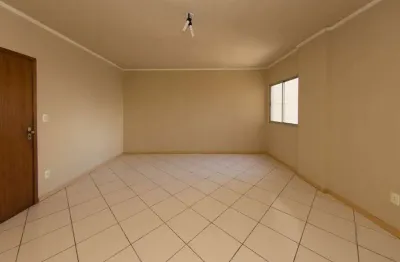 Apartamento com 3 quartos para alugar no Centro, Pelotas 