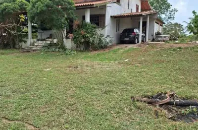 Desfrute de tranquilidade numa casa perto do yate club, 300m da lagoa, rodeada por árvores