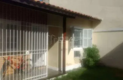 Casa linear em condomínio seguro: 2 quartos, área gourmet e 1 vaga de garagem