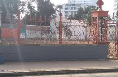 Terreno de esquina no coração de campos - ideal para seu negócio!