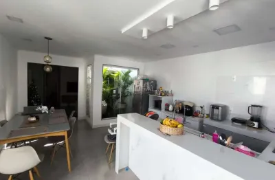 Casa com 4 quartos, sala e cozinha com fino acabamento. possui 2 banheiros, cozinha ampla com dependência de empregada e área de serviço. localizada em condomínio fechado, em um ambiente tranquilo, se