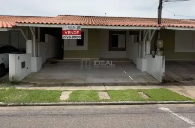 Casa com 4 quartos, sala e cozinha com fino acabamento. Possui 2 banheiros, cozinha ampla com dependência de empregada e área de serviço. Localizada em condomínio fechado, em um ambiente tranquilo, se