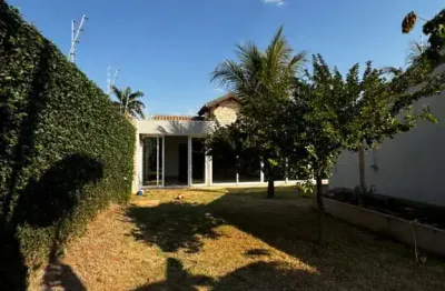 Casa residencial com escritório, disponível para locação ou venda