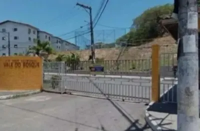 Apartamento 2/4, térreo em condomínio fechado, aceita financiamento