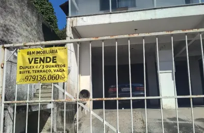 Casa triplex 3 quartos em pequena vila com espaço externo e terraço com vista para a natureza