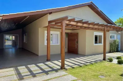 0834 - casa alto padrão com 3 dormitórios e piscina de fundos rio - centro