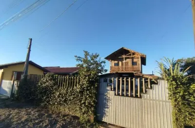 1076 - casa com 2 dormitórios - fundos para o rio ( perequê ) - centro