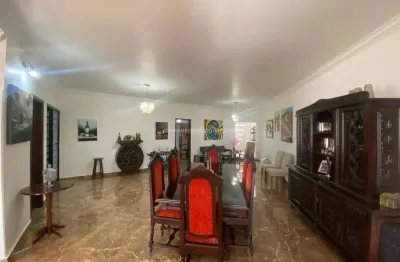 Sobrado com 03 quartos e 02 suítes à venda na região central de uberaba/mg