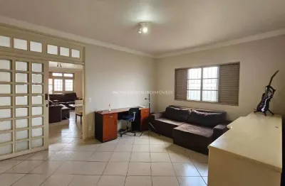 Prédio comercial com três salas e um apartamento residencial