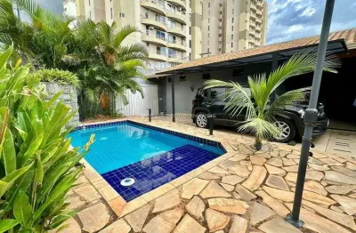 Casa à venda em Uberaba, no bairro Mercês, próxima ao Shopping Praça.