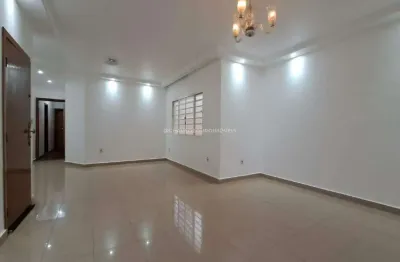 Casa com 3 quartos para locação em Uberaba, próxima à Avenida Leopoldino de Oliveira.