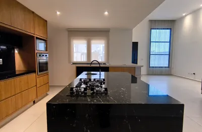 Casa linear de alto padrão semimobiliado com 4 quartos com 274 m² em vale dos cristais / macaé