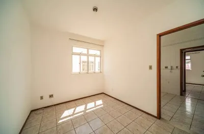 Pertinho do centro e ainda com vaga de garagem para locação e venda