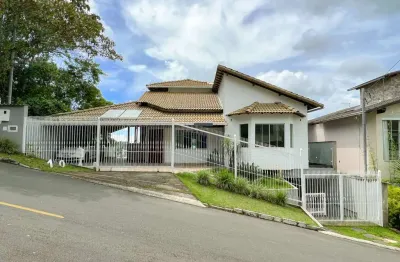 Uma casa com vista para a mata, privacidade e conforto para venda ou locação.