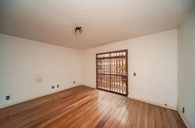 Um ótimo 3 quartos perto da pracinha mais charmosa do bairro para venda