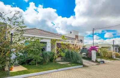 Requinte e contato com a natureza, tudo isso nessa casa para venda ou locação.