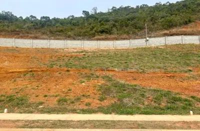 Aproveite a vista livre e construa sua casa neste lote de 312 m² para venda